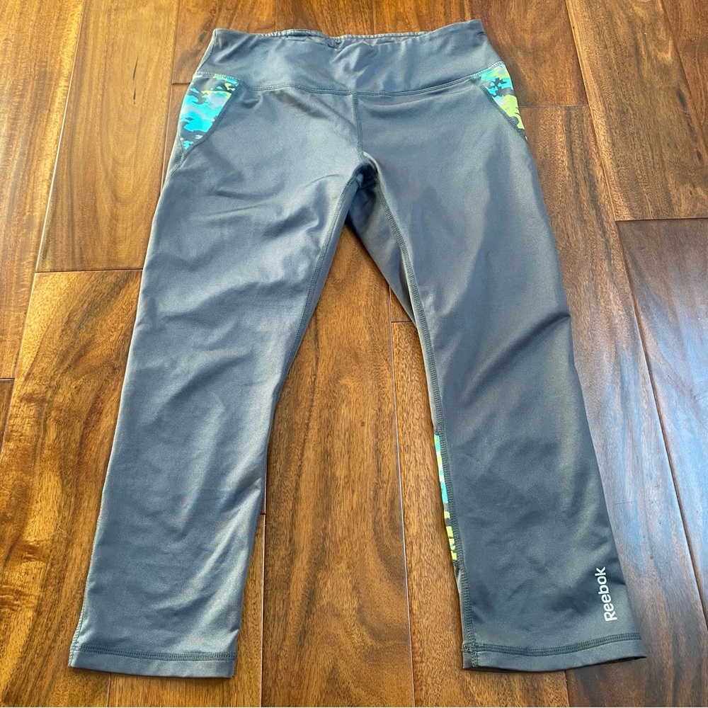 Reebok Women’s Cropped Active Wear Leggings Gray & Green Camo Size Small